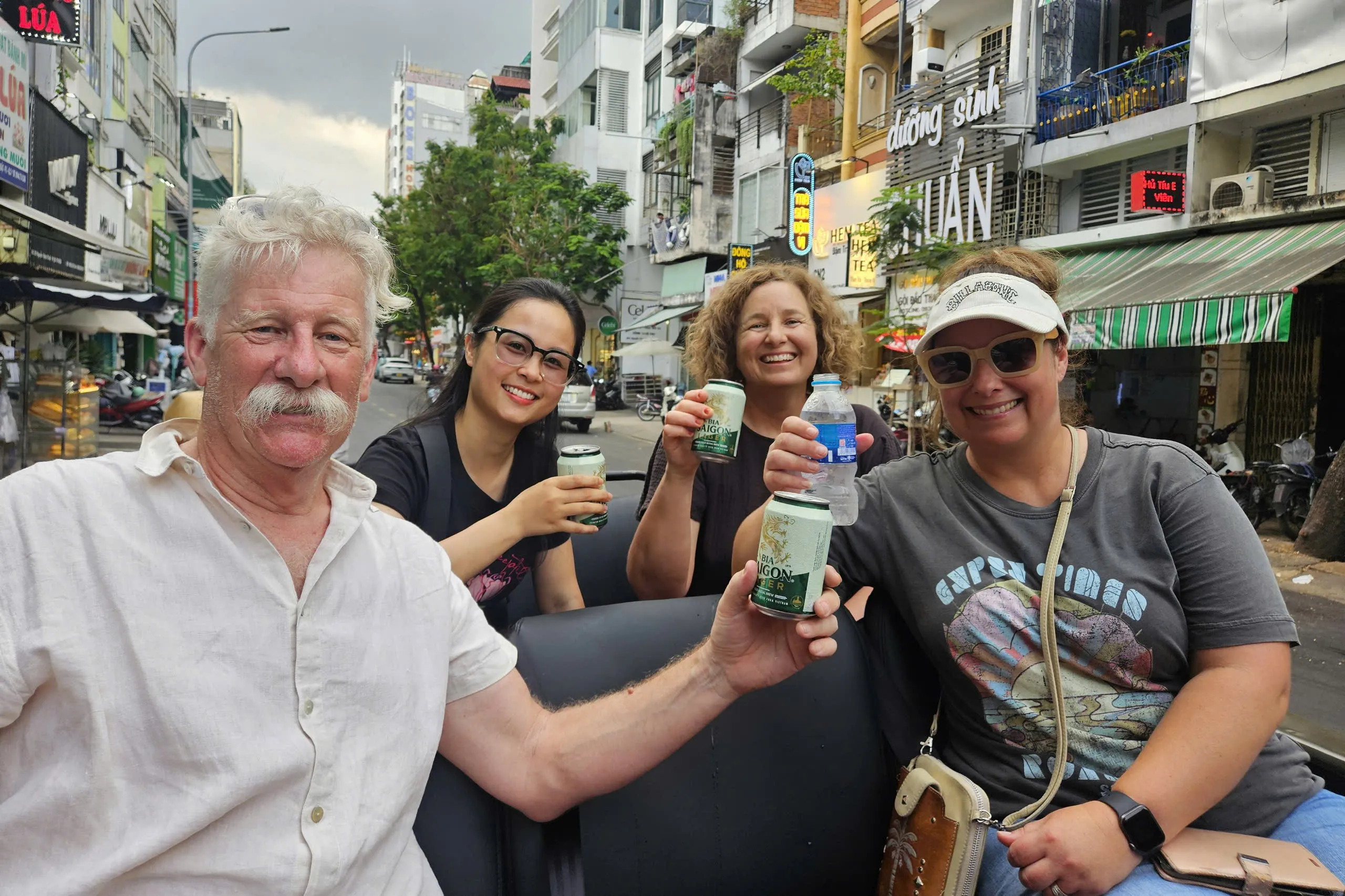 Tour trong ngày | Khám phá Sài Gòn về đêm và Trải nghiệm Ăn uống Hải sản, Đồ ăn đường phố và Skybar | Thành phố Hồ Chí Minh